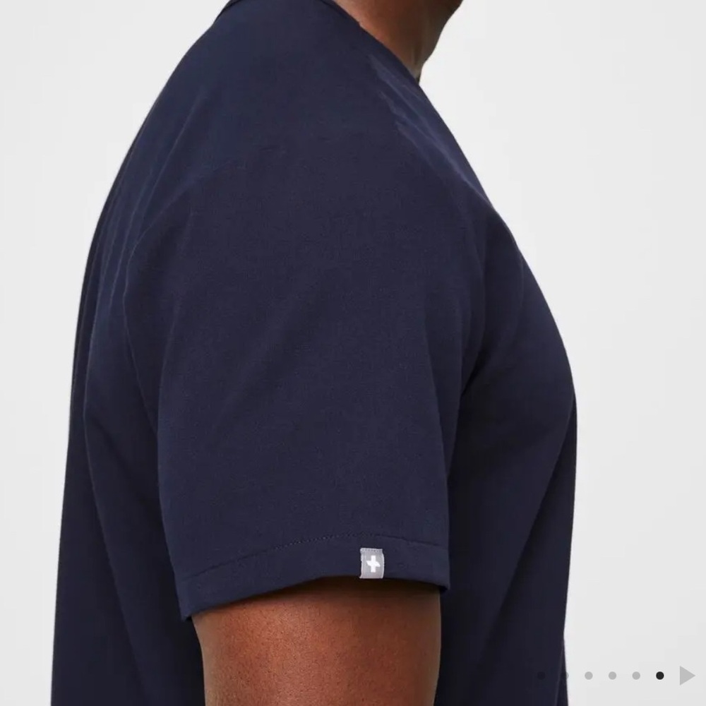 FIGS LEON Three-Pocket Scrub Top - Picture 4 of 5